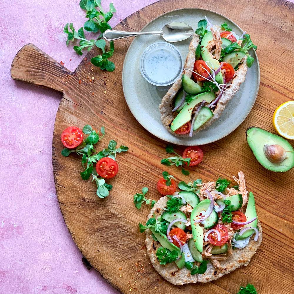 Fullkornsbröd med barbecuekyckling och grönsaker