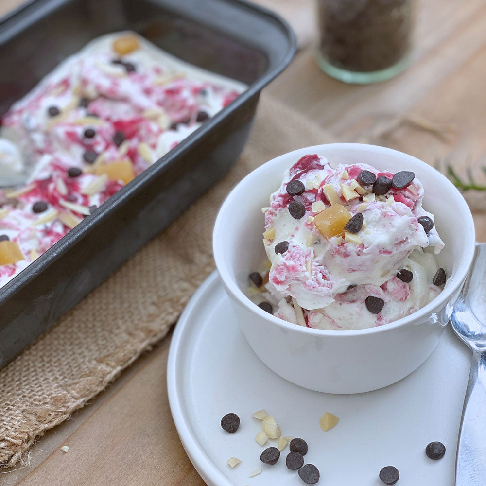 Glass med choklad, marsipan och körsbärssås