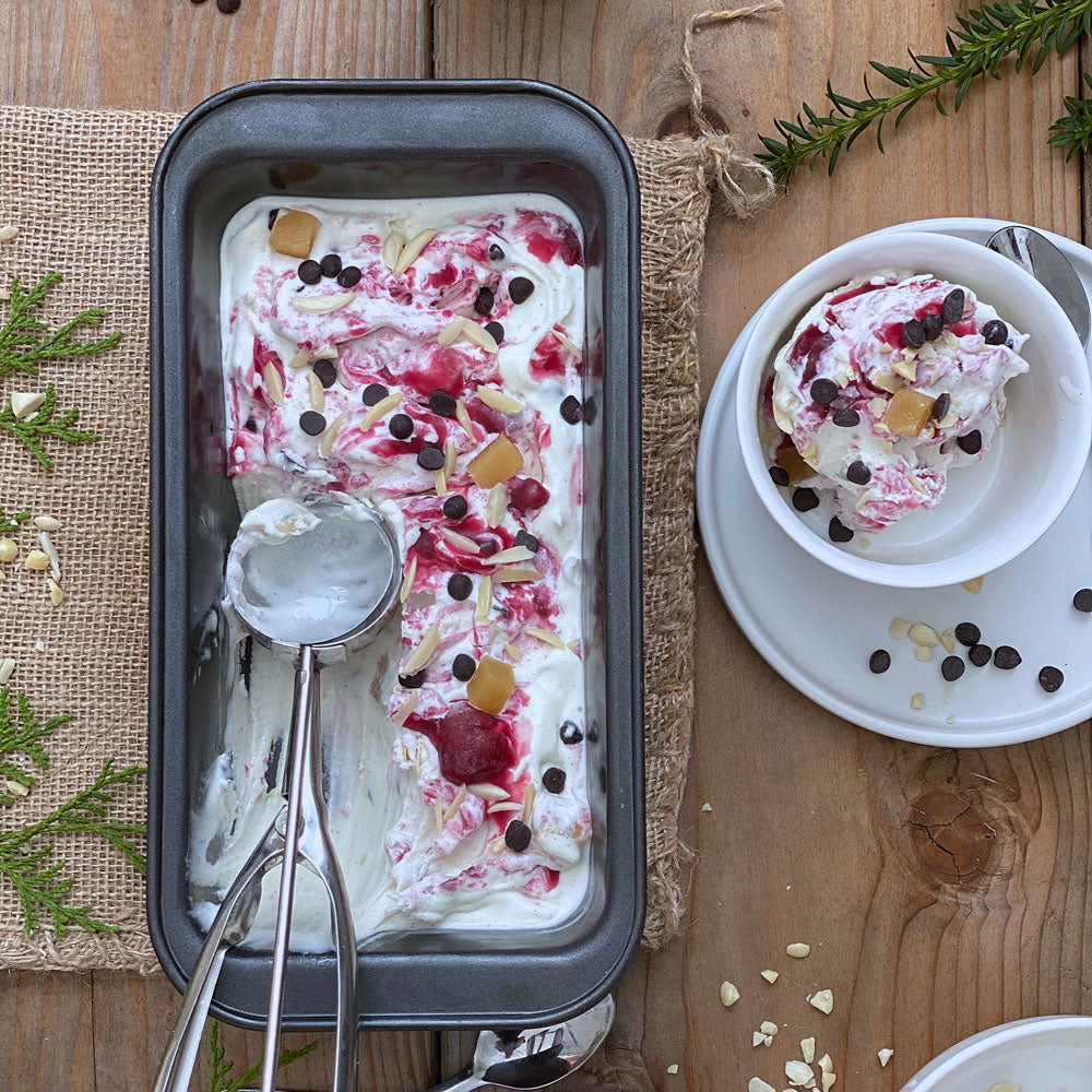Glass med choklad, marsipan och körsbärssås