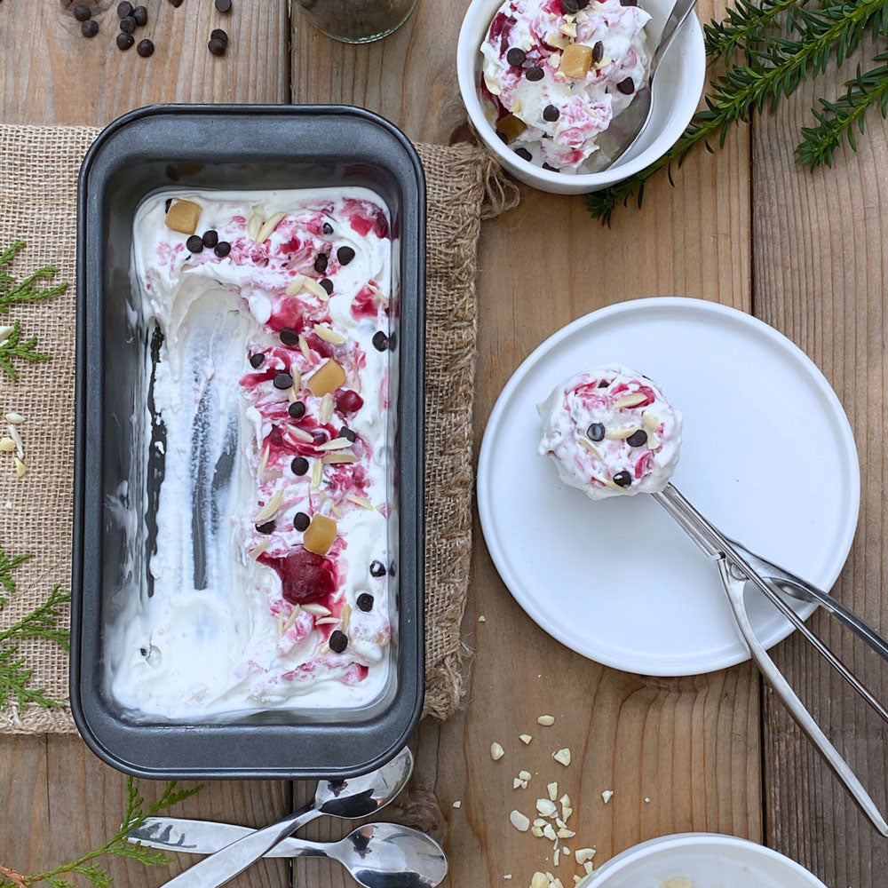Glass med choklad, marsipan och körsbärssås